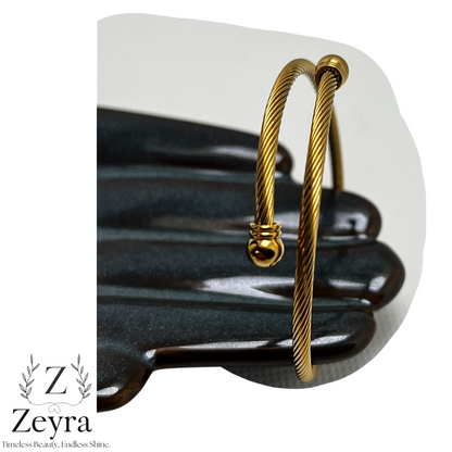 Titan Wire – Vergoldeter Edelstahl-Armreif mit gedrehtem Draht-Design, Zeitlos & Elegant | Zeyra | Versand aus DE