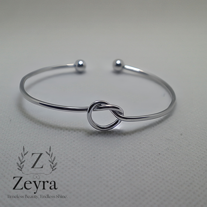 Eternal Knot – Vergoldeter Edelstahl-Armreif mit Knoten-Design, Verstellbar & Elegant | Zeyra | Versand aus DE