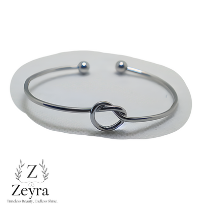 Eternal Knot – Vergoldeter Edelstahl-Armreif mit Knoten-Design, Verstellbar & Elegant | Zeyra | Versand aus DE