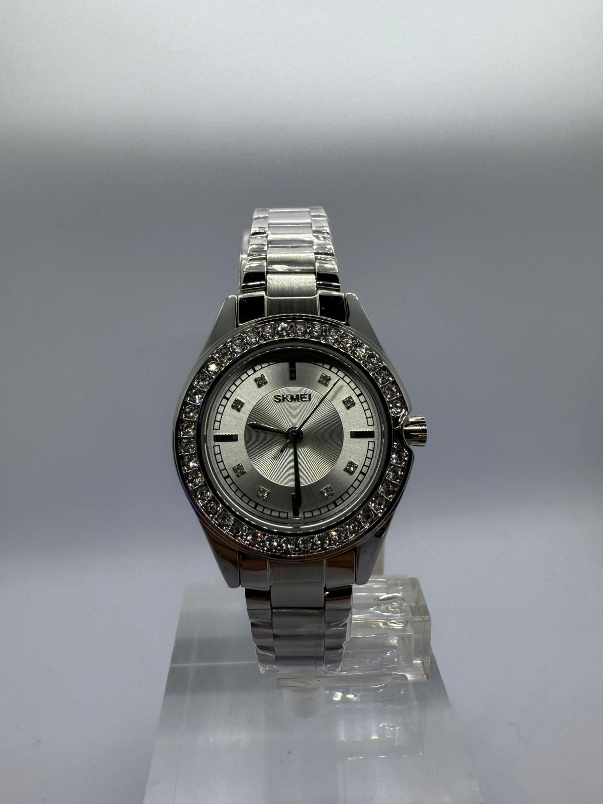 Zeyra Crystal Luxe – Damen Quarz Uhr mit Kristalllünette | Zeyra | Versand aus DE