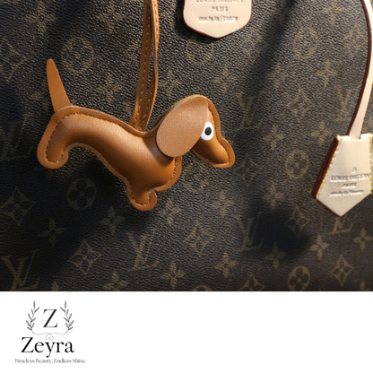 Daisy Dog – Taschenanhänger in Hundeform aus Kunstleder | Zeyra | Versand aus DE