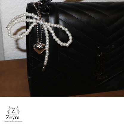 Amora Heart – Taschenanhänger mit Perlen-Schleife & Herz Charm | Zeyra | Versand aus DE